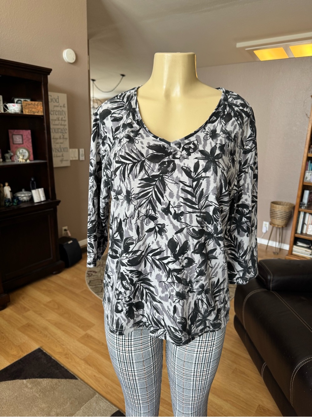 Karen Scott black & white floral V-neck, 3/4 sleeves top-size L